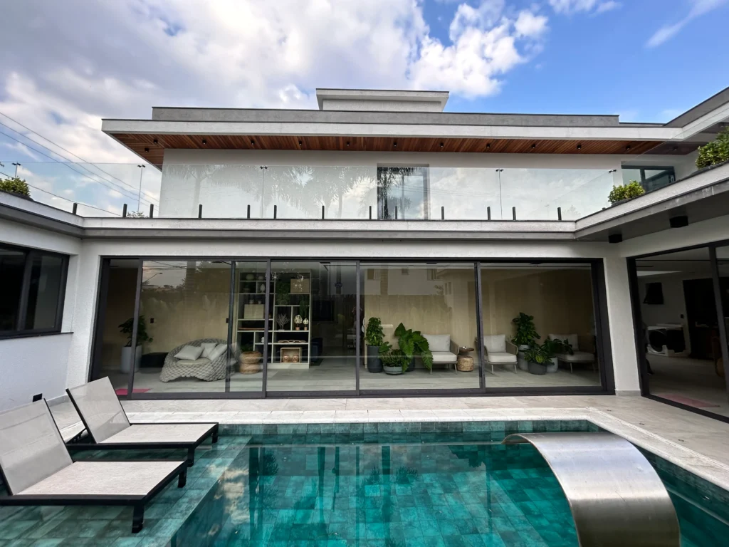 Casa ED | Contraste, materialidade e integração